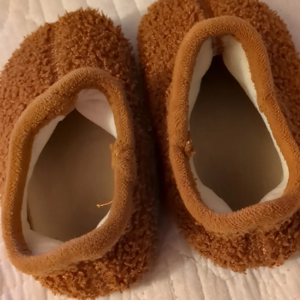 🤎 Brown Fuzzy Kids Slippers - Picture 5 of 6